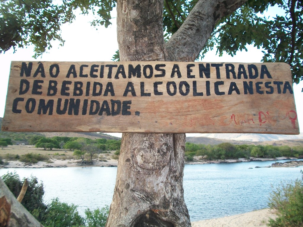 Placa colocada pela comunidade localizada a Beira da Estrada que leva ao Municipio do Uiramutã