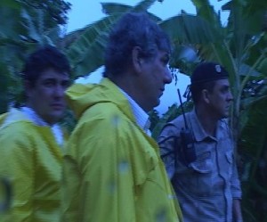 Secretário de Meio Ambiente e Recursos Hídricos de Niterói(RJ), Zaff, comandando uma operação irregular de despejo e olhando para câmera 